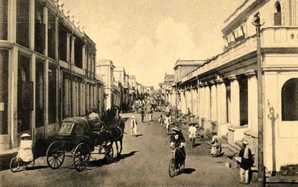Old Bangalore street scene — horse carriages on the Pettah road